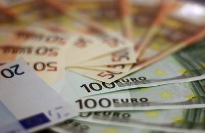 Mehrere 20-, 50- und 100-Euro-Banknoten liegen übereinander aufgefächert.