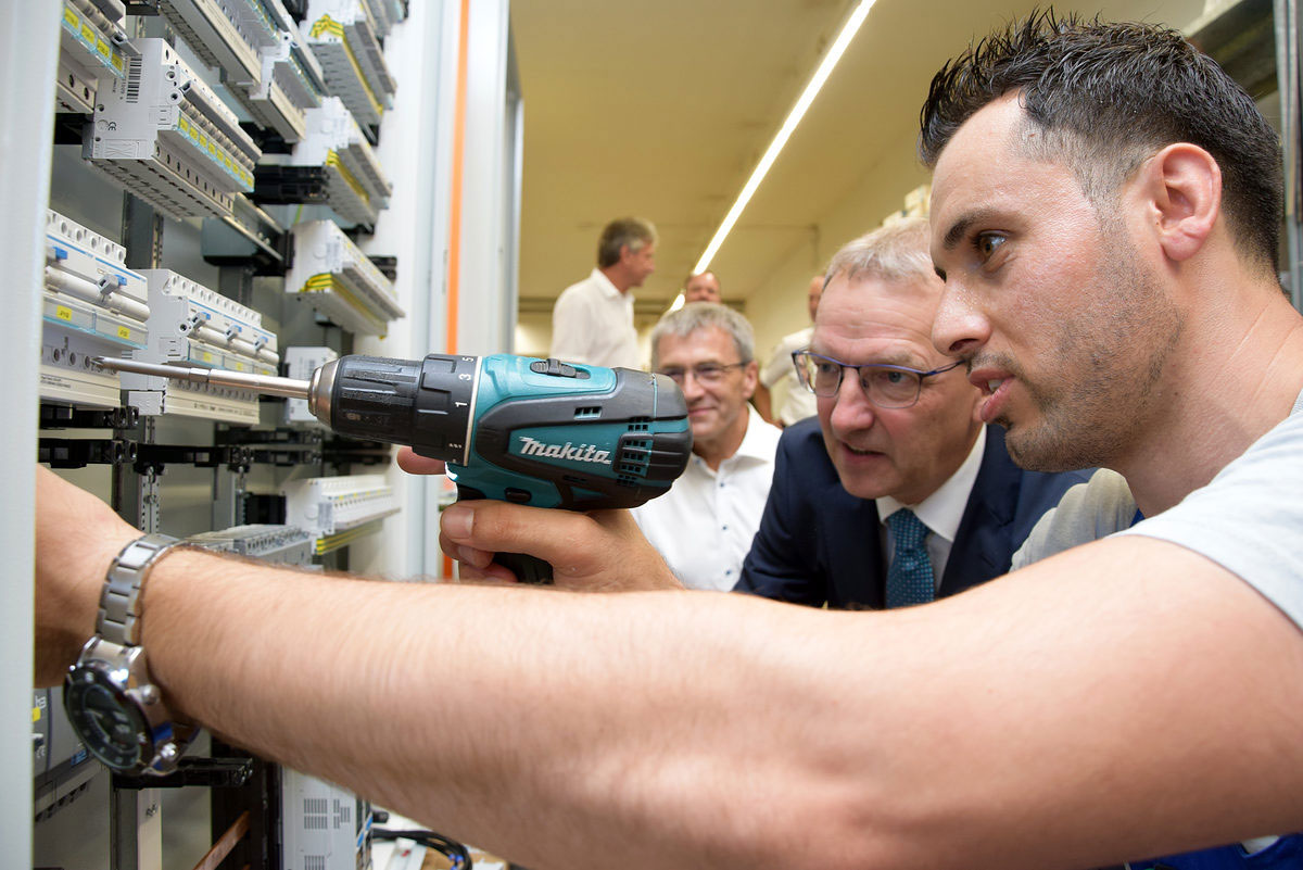 Hussain Hamki von se.services wurde als Bester Lehrling des Monats Juli 2019 von der HWK Cottbus geehrt.