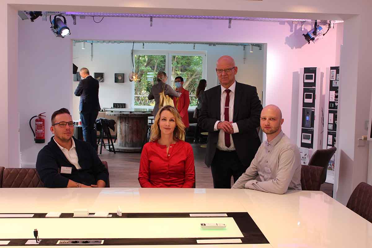 Vertreter*innen aus lokaler Politik besuchten am 1. Oktober 2020 das neue Ausbildungszentrum von se.services in Schulzendorf. 