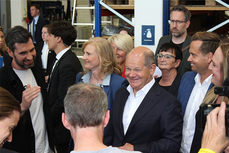 Bundeskanzler Olaf Scholz besucht das Team der me energy GmbH in deren Werkstatt im Technologie- und Wissenschaftspark Wildau.