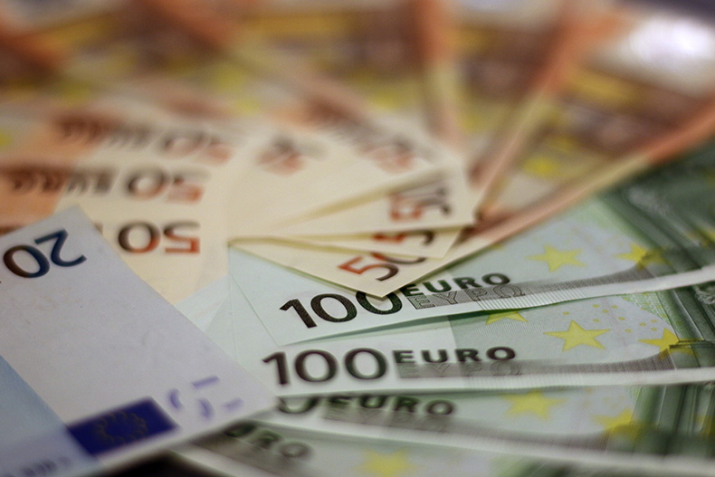 Mehrere 20-, 50- und 100-Euro-Banknoten liegen übereinander aufgefächert.