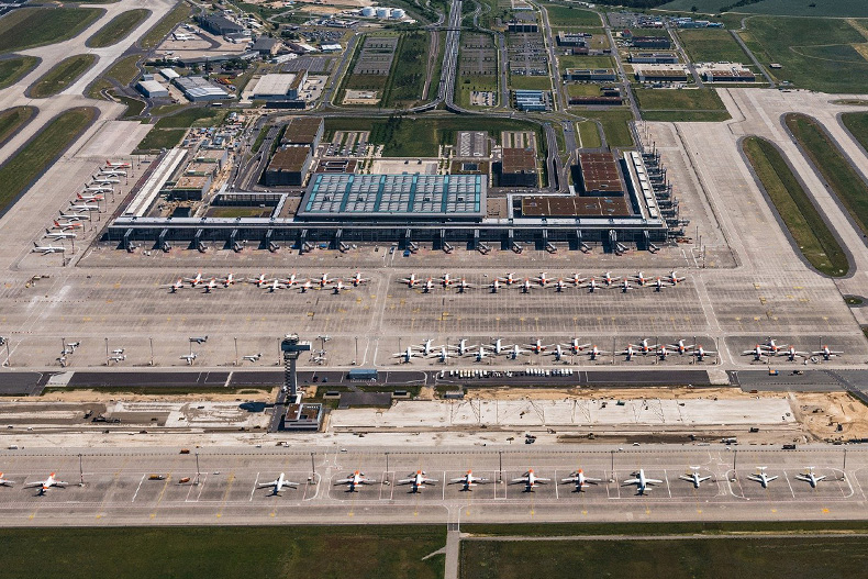 Luftaufnahme des Flughafens BER mit Terminal 1 und Terminal 2