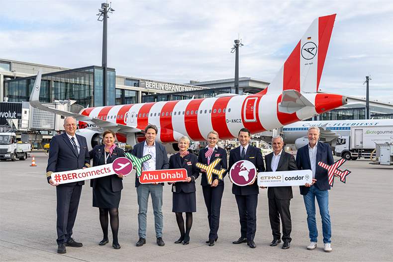 Condor verbindet den Flughafen Berlin Brandenburg ab sofort täglich mit Abu Dhabi in den Vereinigten Arabischen Emiraten. Die Fluggesellschaft führt die Flüge in die Golfregion im Codeshare mit Etihad Airways durch. Im Bild (1): Thomas Kohr, Leiter Corporate & Business Development, Flughafen Berlin Brandenburg GmbH (3.v.l.), Adam Tsoumanis, Stationsleiter Condor (2.v.r.), Andreas Ley, Senior Manager Business Development Aviation Corporate & Business Development, Flughafen Berlin Brandenburg GmbH (1.v.r.) und Crew