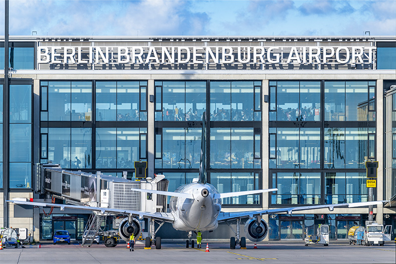 Ein Flugzeug steht auf dem Rollfeld vor dem Terminal 1 des Flughafens BER.