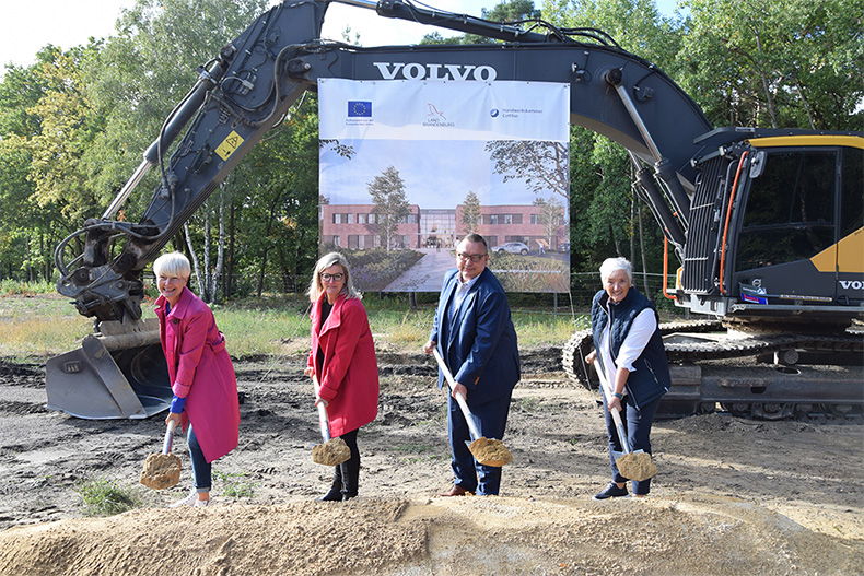 Corina Reifenstein, Präsidentin der Handwerkskammer Cottbus, Martina Klement, Wirtschaftsministerin des Landes Brandenburg, Sven Herzberger, Landrat des Landkreises Dahme-Spreewald und Michaela Wiezorek, Bürgermeisterin der Stadt Königs Wusterhausen, läuten mit einem gemeinsamen Spatenstich den Baustart des neuen Ausbildungszentrums der Handwerkskammer Cottbus in Königs Wusterhausen ein.