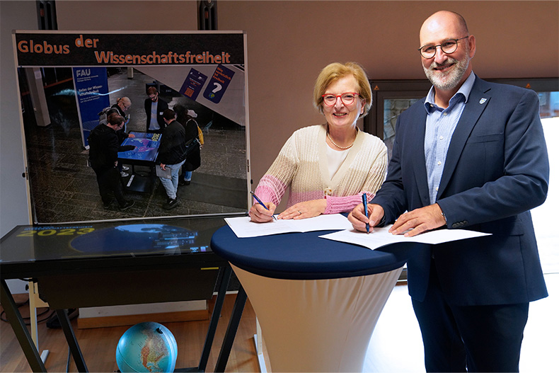 Prof. Ulrike Tippe, Präsidentin der TH Wildau, und Frank Nerlich, Bürgermeister der Hochschulstadt Wildau, bei der Unterzeichnung der Kooperationsvereinbarung in der Hochschulbibliothek.