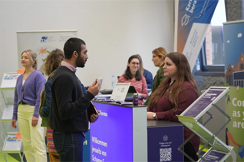 Bei der Karrieremesse THCONNECT am 14. Oktober 2026 an der TH Wildau steht der Austausch zwischen den ausstellenden Unternehmen sowie Institutionen und den Besucher*innen im Vordergrund. 
