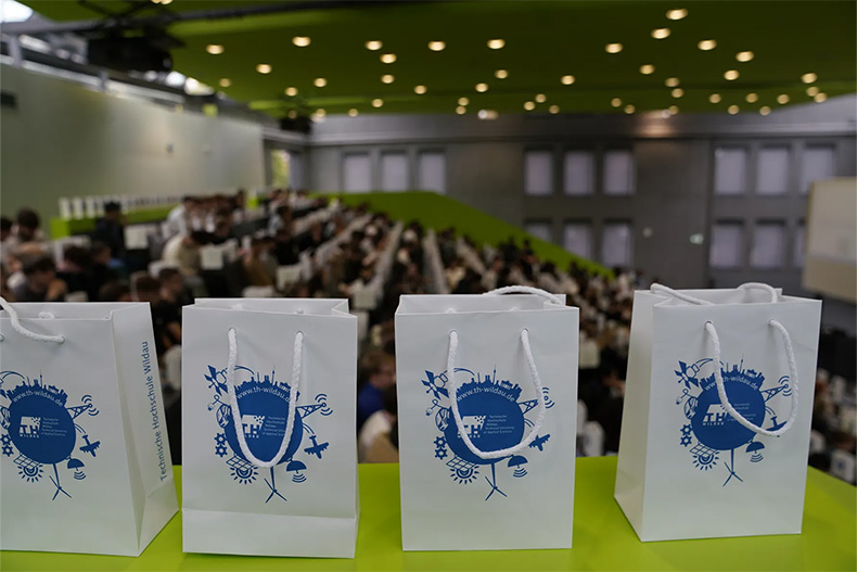 Im Audimax der TH Wildau stehen Willkommens-Tüten gefüllt mit kleinen Goodies für die neuen Studierenden. 