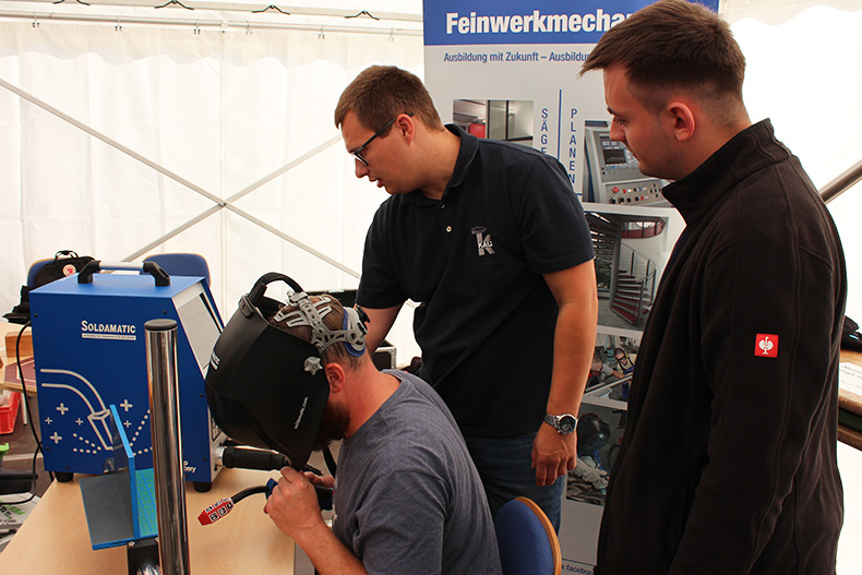Ein Messebesucher stellt seine Fähigkeiten im Bereich Feinwerkmechanik unter Beweis. 