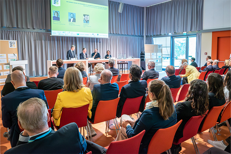 Bei „SO26 – Der Wirtschafts- und Standortkongress Brandenburg-SÜDOST-Berlin“ diskutieren Vertreterinnen und Vertreter aus Wirtschaft, Politik, Verwaltung und Wissenschaft gemeinsam über strategische Weichenstellungen für die weitere Entwicklung der Wachstumsregion.	